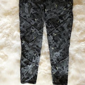 Medium Sweaty Betty Slate Camo Pigeon Legging